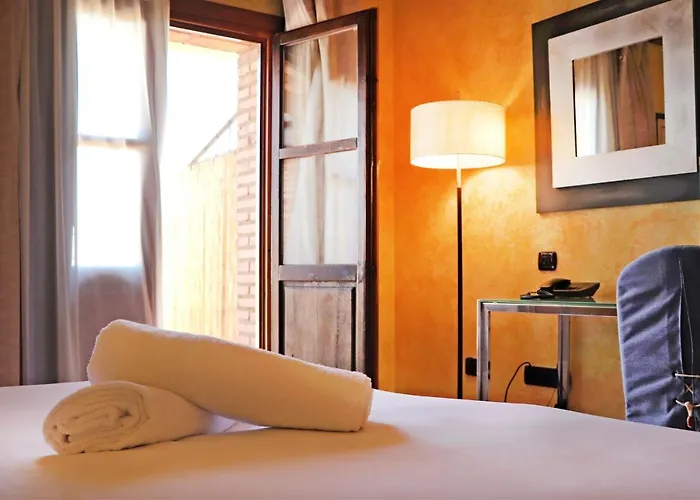 Отель Hospederia Palacio Papa Luna