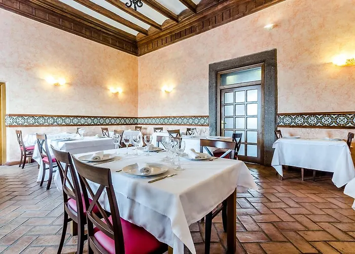 Отель Hospederia Palacio Papa Luna