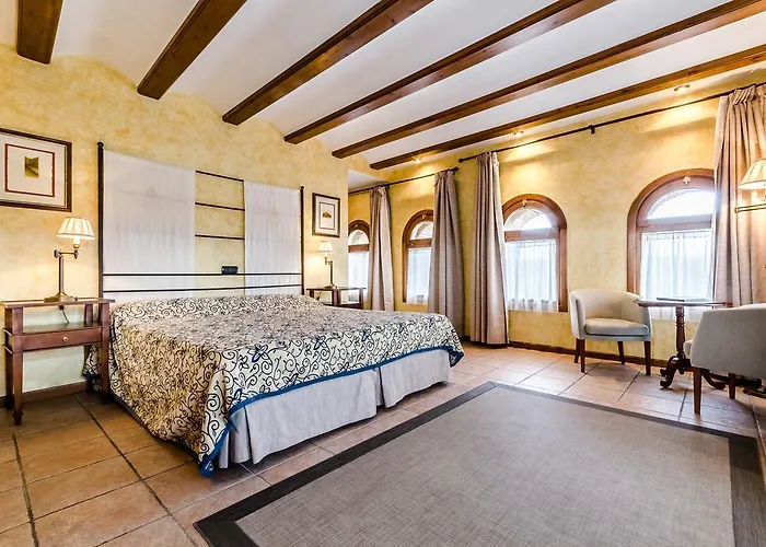 Отель Hospederia Palacio Papa Luna 3*