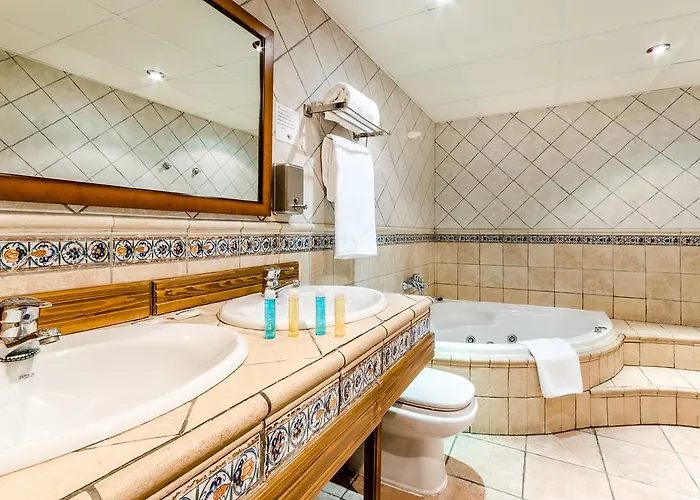 Отель Hospederia Palacio Papa Luna